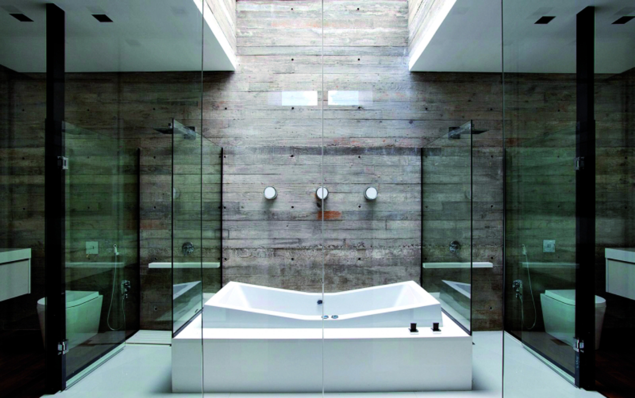 O material é aplicado ao lado do vidro em banheiro de linhas supercontemporâneas criado por Marcos Bertoldi. Foto: Acervo Slomp & Busarello Arquitetos
