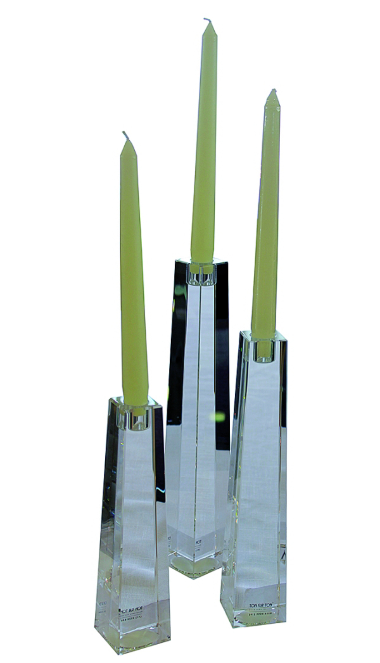 Castiçais de vidro em formato de blocos. Na Ton Sur Ton, a partir de R$ 775,48, cada. Foto: Divulgação<br>