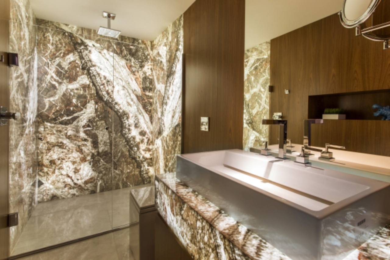 Mármore translúcido em paredes e no tampo da pia no projeto dos arquitetos Richard e Christian Schonhofen