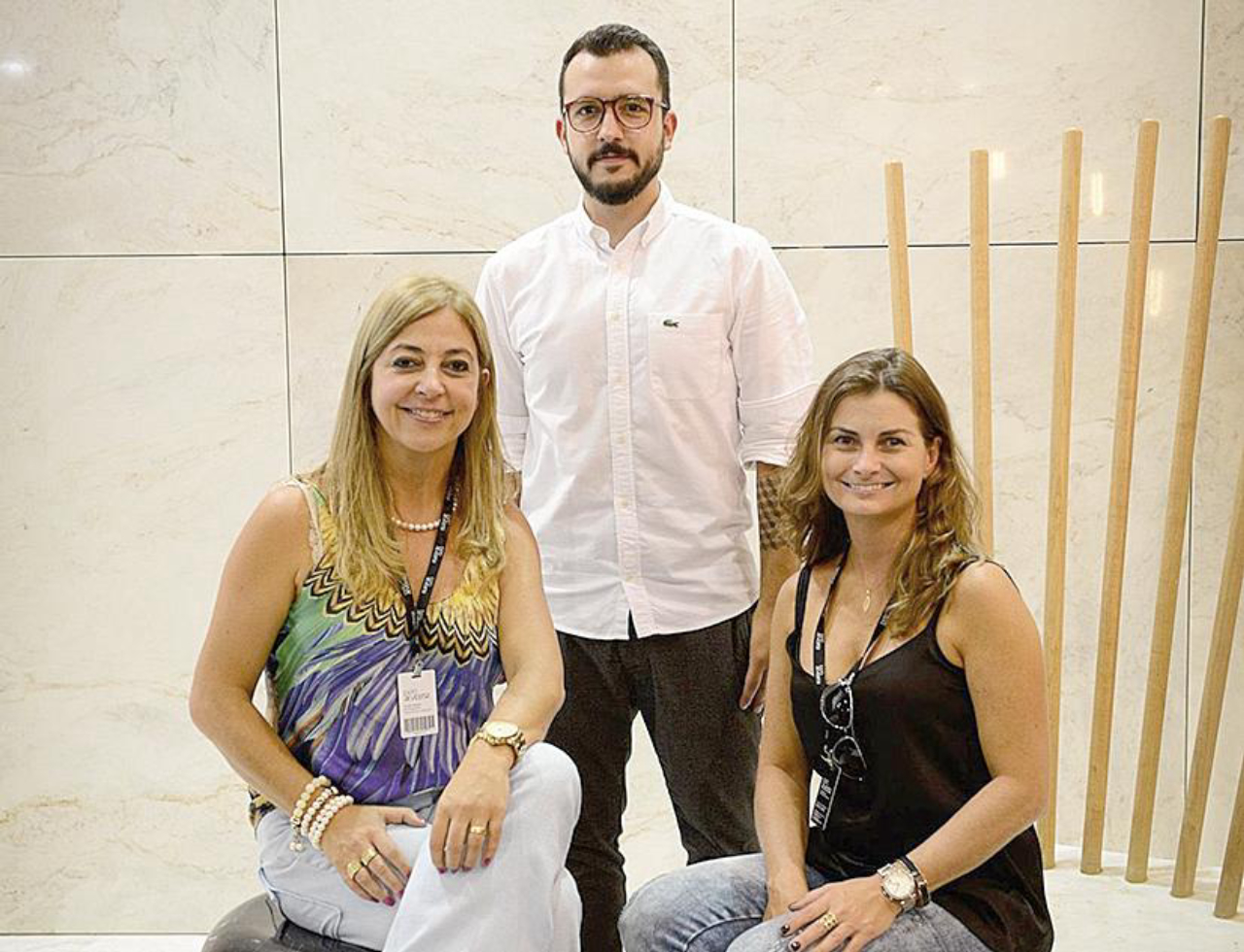 A arquiteta Elaine Zanon,  o designer Paulo Biacchia e a designer Claudia Machado