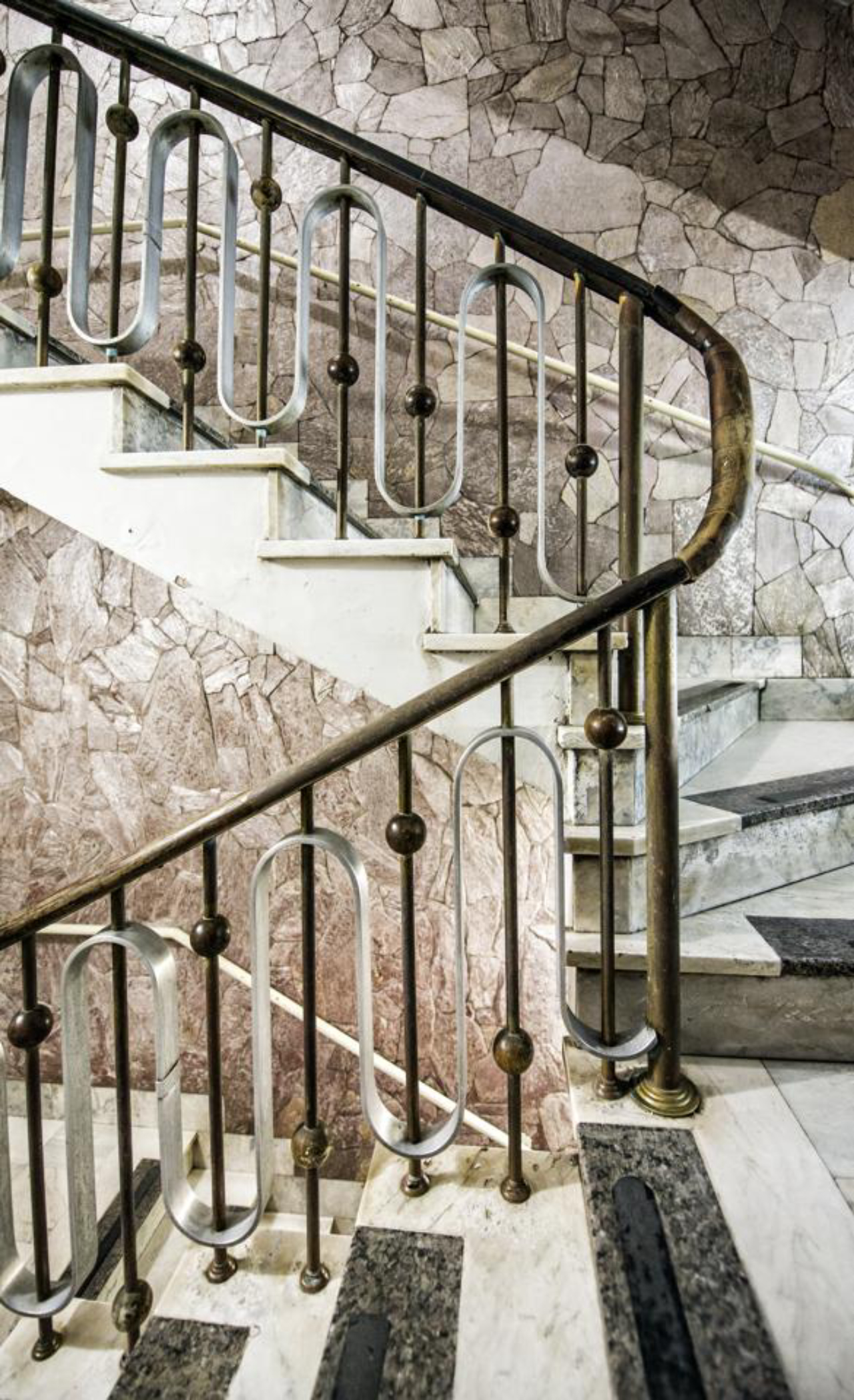 O corrimão das escadas do prédio é ornamentado em estilo arte decó. Essa foi uma das concessões do empreendimento modernista ao tradicional, ainda tão caro para a população curitibana da década de 1950