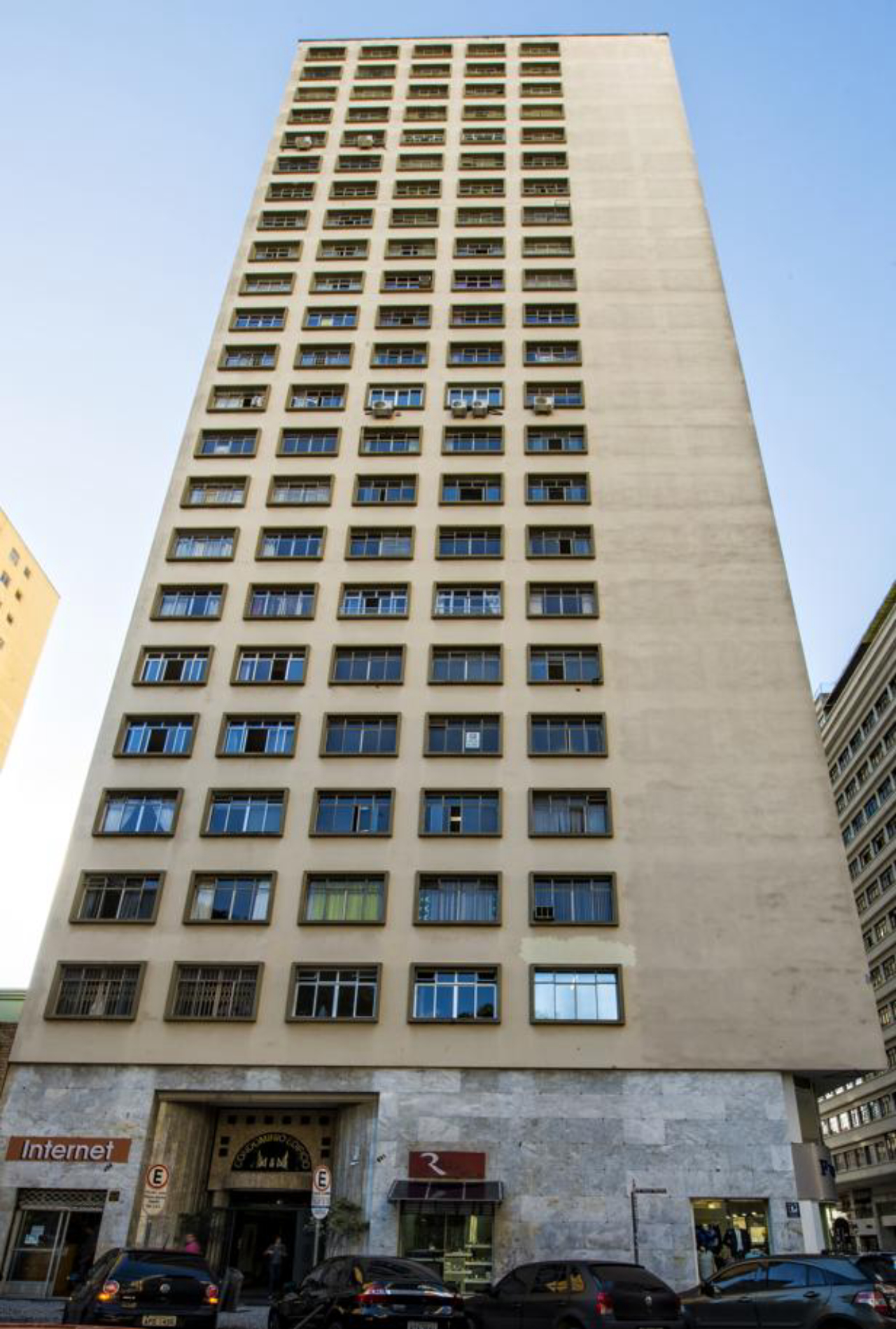 Completado em 1954, o prédio é tido como a primeira habitação da capital paranaense a associar espaços comerciais e residenciais