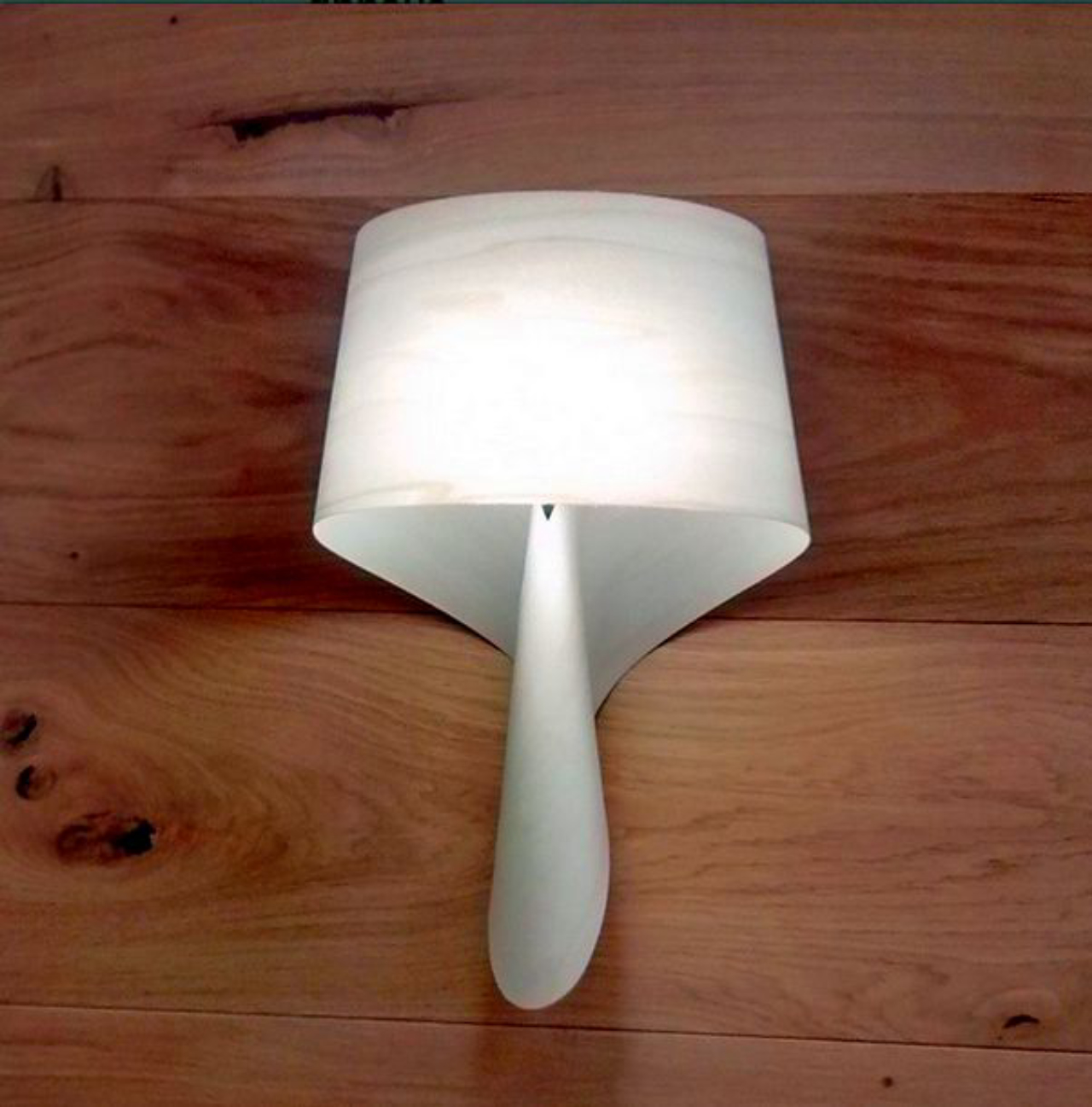 Luminária criada a partir de uma fatia finíssima de madeira moldada. Da LZF Wood Light
