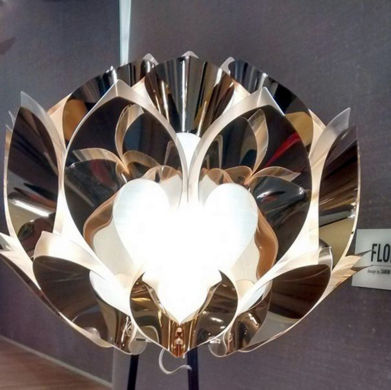 Luminária Flora, do designer Zanini de Zanine, apresentada pela Slamp 