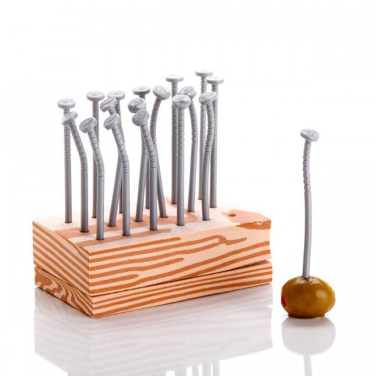 Kit Pregos para petiscos Pound. Com 18 espetinhos para tira-gostos e base de espuma que imita madeira. R$ 25 na Que Cozinha