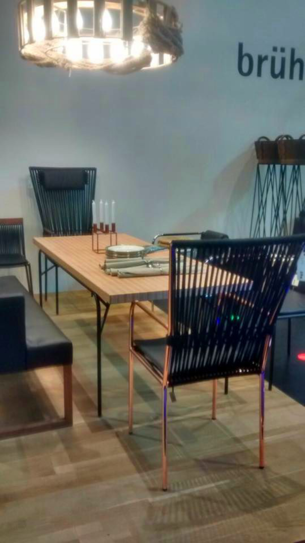 A madeira aparece em móveis e acessórios