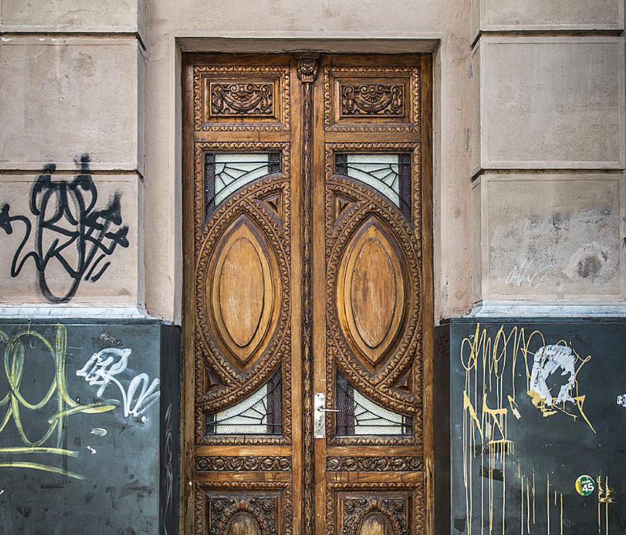 A porta do prédio onde funcionou a Livrarias Ghignone segue o movimento art nouveau, de linhas sinuosas e assimétricas