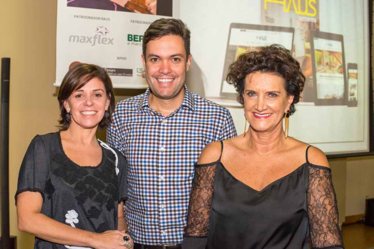 A designer  Giovana Kimak, Guilherme Vieira, da Gazeta do Povo e Marina Nessi