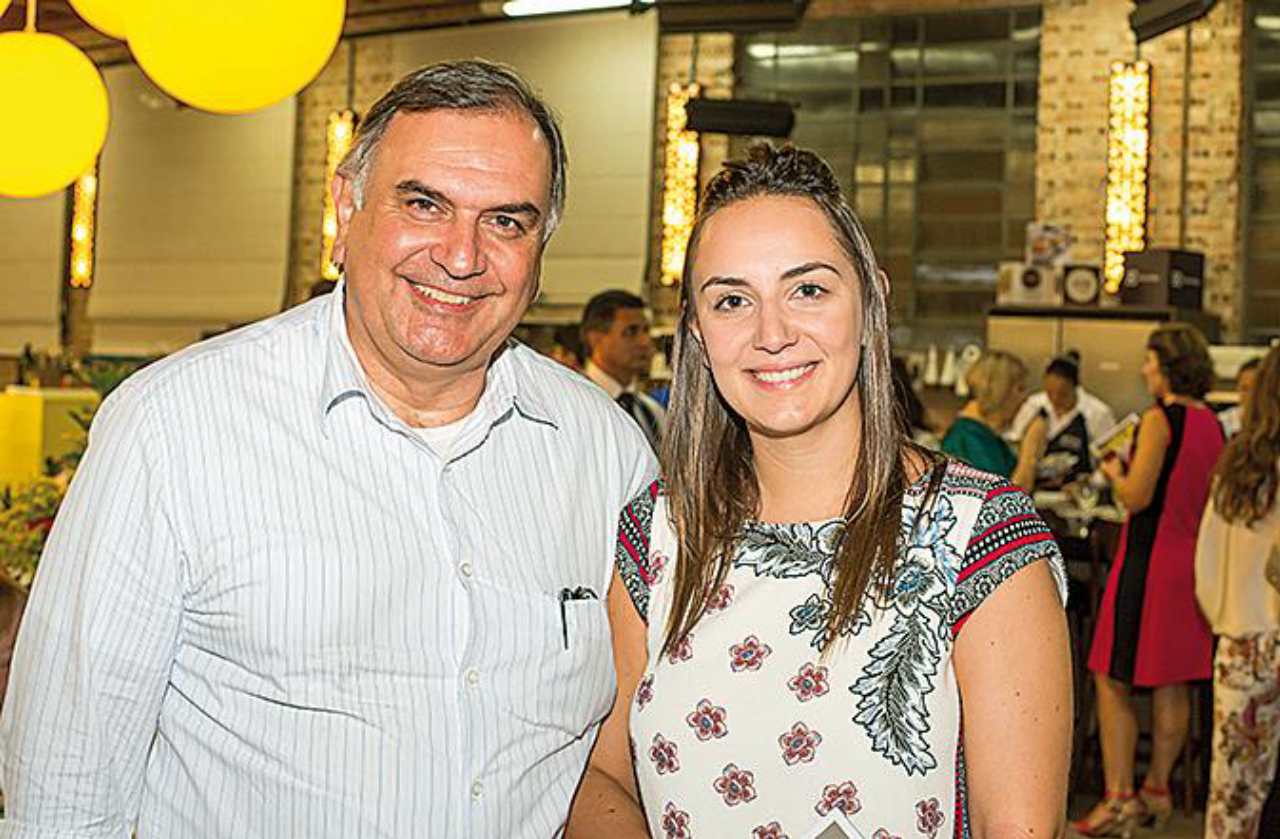 Elon César Isfer Garcia, presidente da Sinapro-PR, e a arquiteta Gabriela Garcia