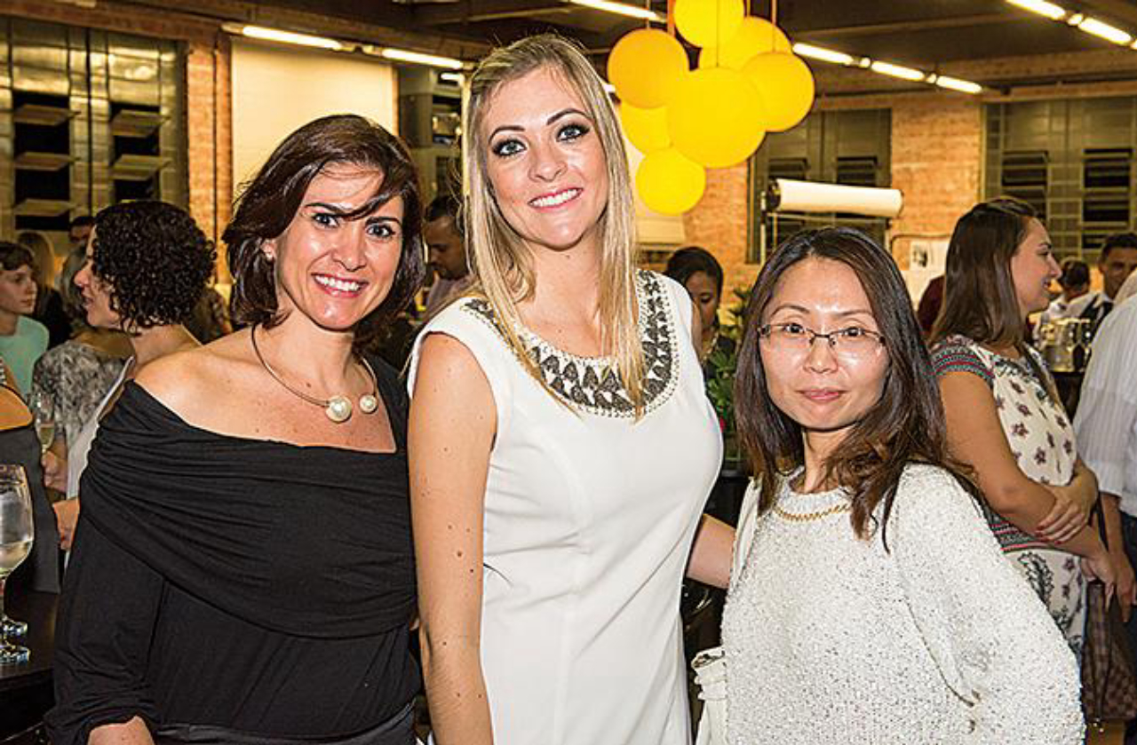 As arquitetas Cristina Franzon e Tan Yanqing  com Kamila Boaretto,  da Gazeta do Povo  (centro)