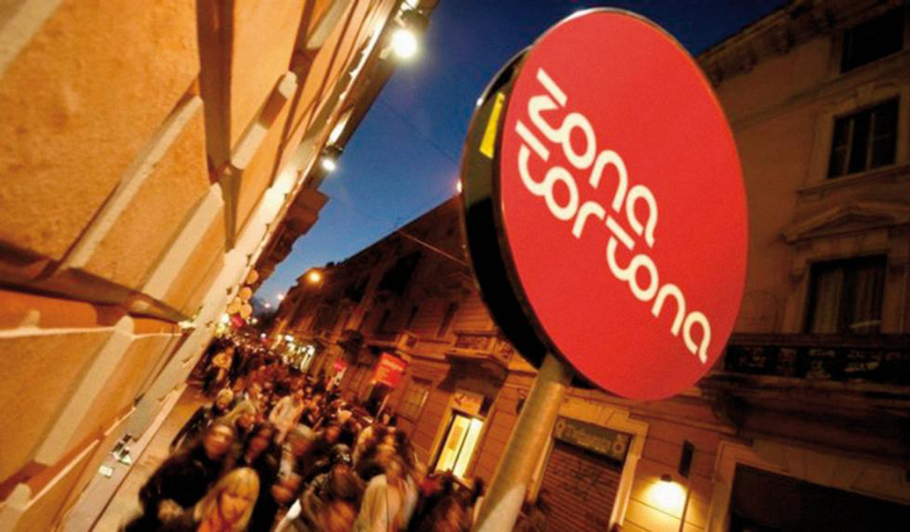 Entrada do parque de exposições do Salão do Móvel e, no detalhe, a movimentação que rola em Tortona, bairro boêmio cheio de atividades paralelas