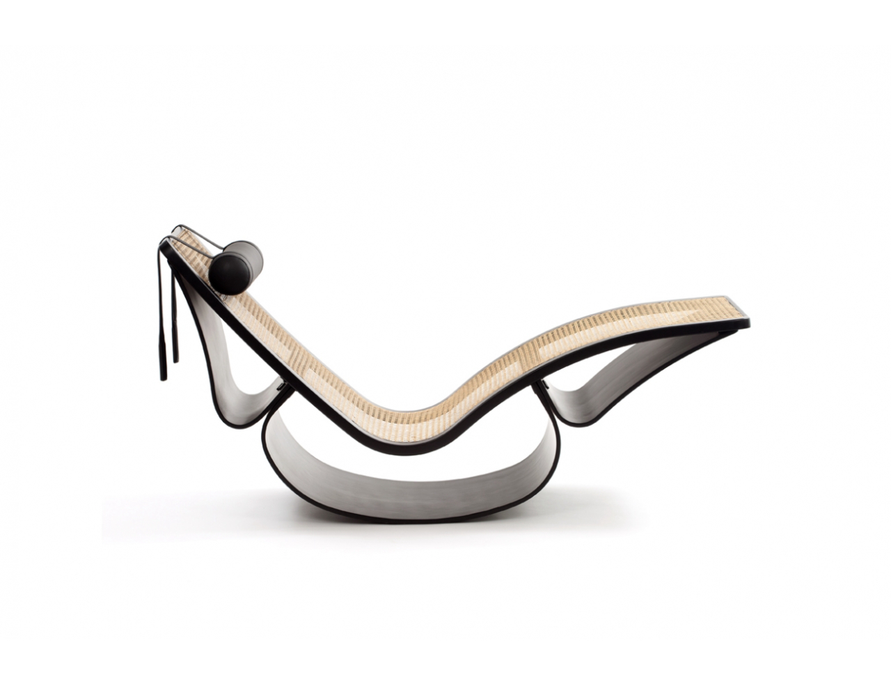 Cadeira de Balanço - De 1977, a Cadeira de Balanço é uma das peças ícone do arquiteto Oscar Niemeyer. A chaise faz parte da linha de mobiliário em que Niemeyer desenhou em parceria com sua filha, Anna Maria Niemeyer<br>