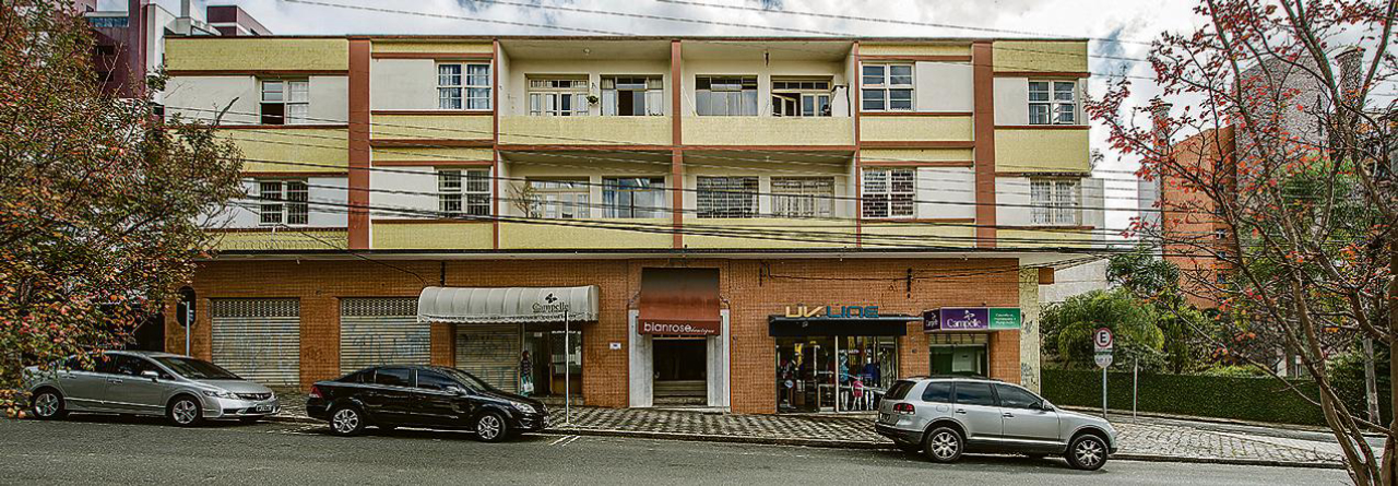 Construção entre as ruas Desembargador Motta e Saldanha Marinho ainda permanece com característica residencial. Foto: Letícia Akemi / Gazeta do Povo