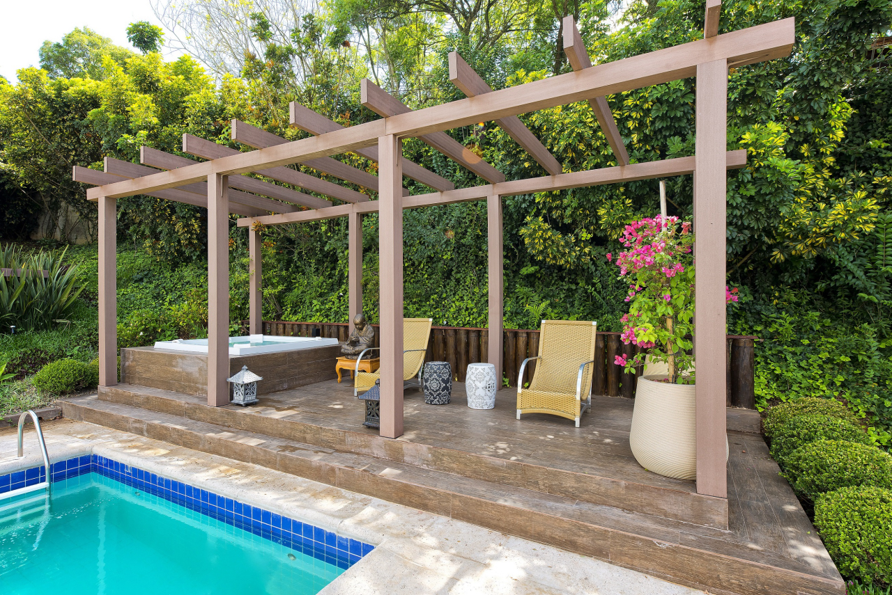 Pérgola une móveis de cerâmica e fibra, dois materiais muito presentes nas decorações com apelo asiático. Detalhe ainda para o ofurô. Foto: Marcelo Stammer / Divulgação.
