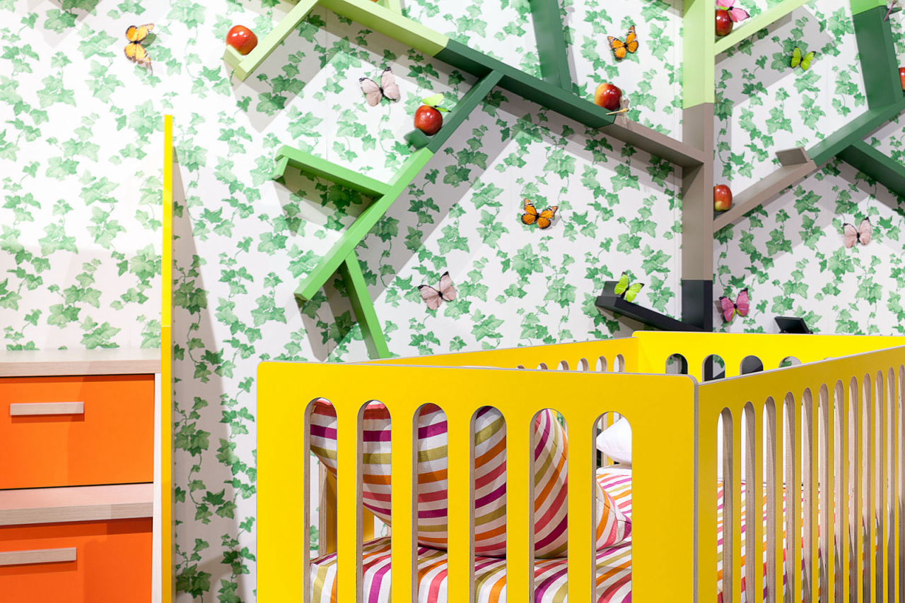 Linha de madeira colorida e criativa para decoração de quarto infantil lançada na Kids Design Week.
