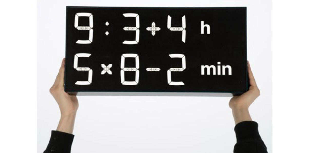 O relógio Albert criado pela marca Axel Schindlbeck, só mostra o horário correto quando a equação matemática é resolvida. 