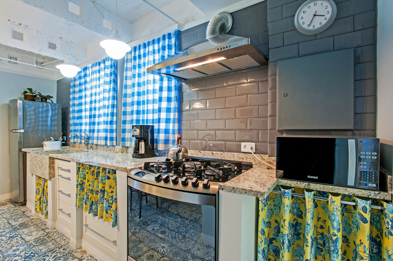 Cozinha reformada e decorada pelo Studio Boscardin Corsi tem pegada industrial e pitadas de cor e tradição.