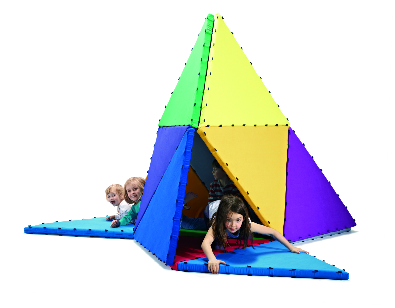 Tukluk, módulos triangulares interativos com imãs, criado pelo designer austríaco Benedikt Kirsch. Dá para fazer uma infinidade de coisas: cadeiras cabanas, tapete. Enfim, diversão garantida. 