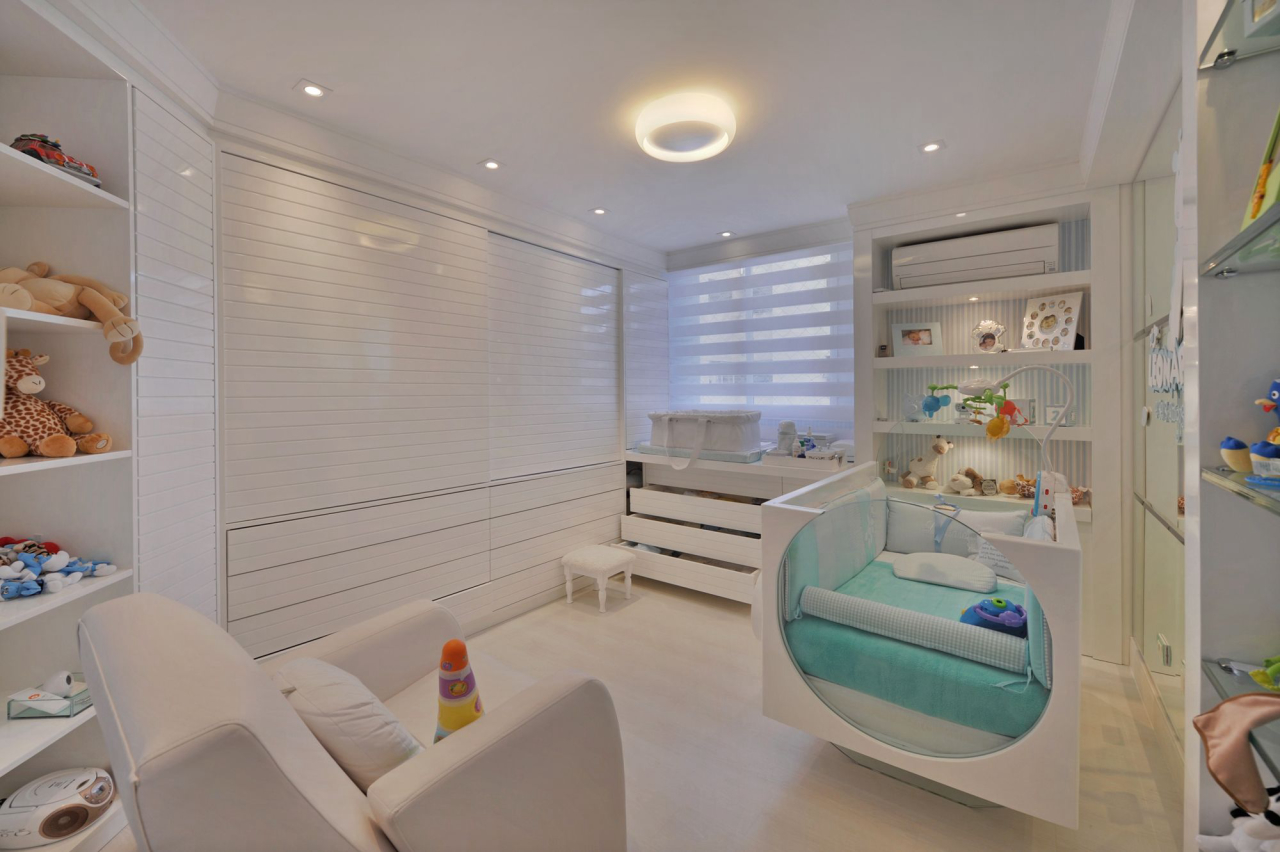 O destaque do quarto do bebê é o berço projetado sob medida, com design bem diferente.