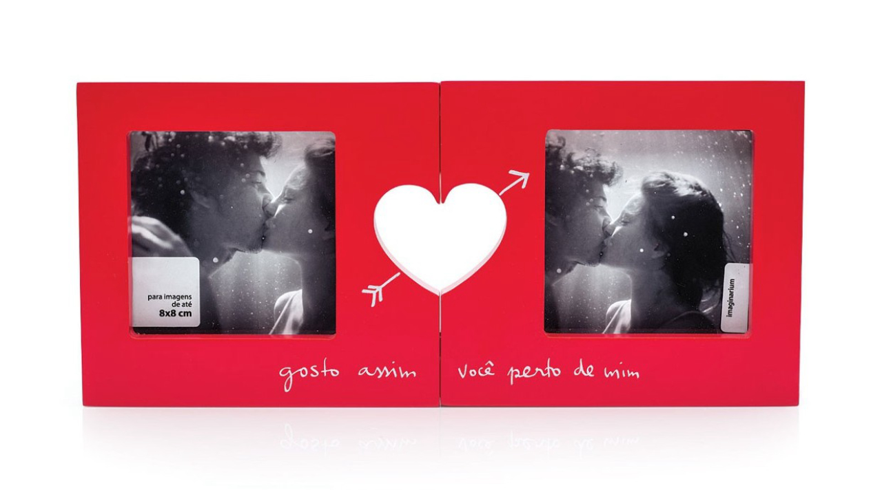 Um porta-retrato com fotos do casal é uma ótima opção para presentear e decorar. O modelo é da Imaginarium, 69,90.