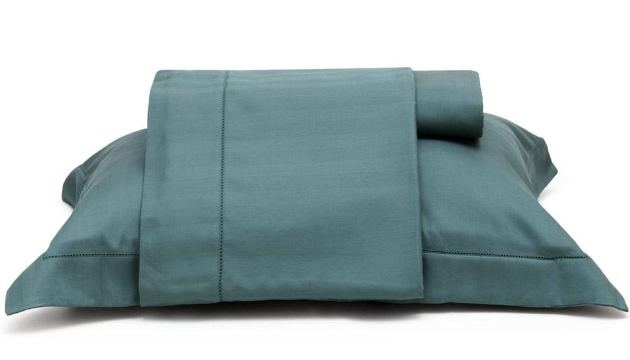 A cama precisa estar bem confortável. Que tal um jogo de lençol novo? O modelo king size 300 fios da M Martan custa R$ 575,20.