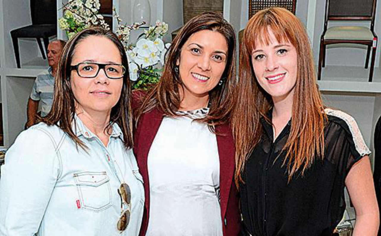 Zirnai Gomes e Sônia Araújo com Luisa Mazarotto, da Raffinato.