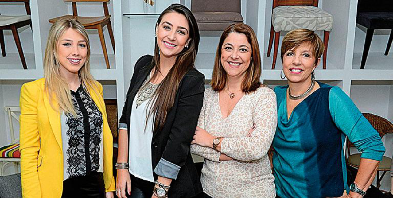 Samuelle Barros e Maria Alice Crippa, a designer Carla Gil Heller e a arquiteta Olga Bergamini. Fotos: Gerson Lima/Divulgação.