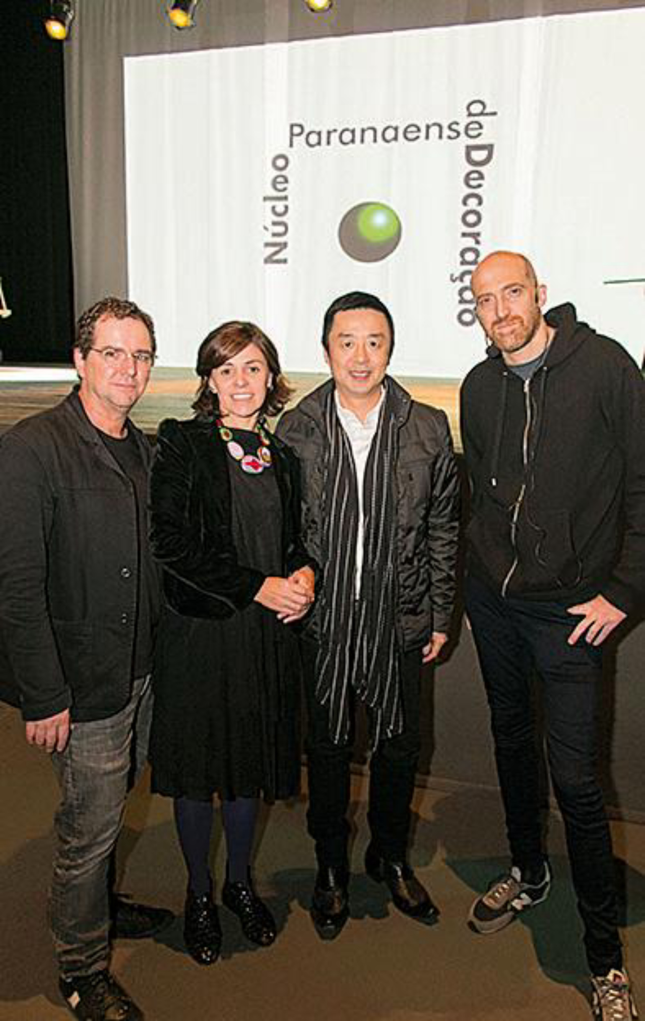 O arquiteto André Largura e a designer Giovana Kimak com o designer Jum Nakao e o artista Muti Randolph.