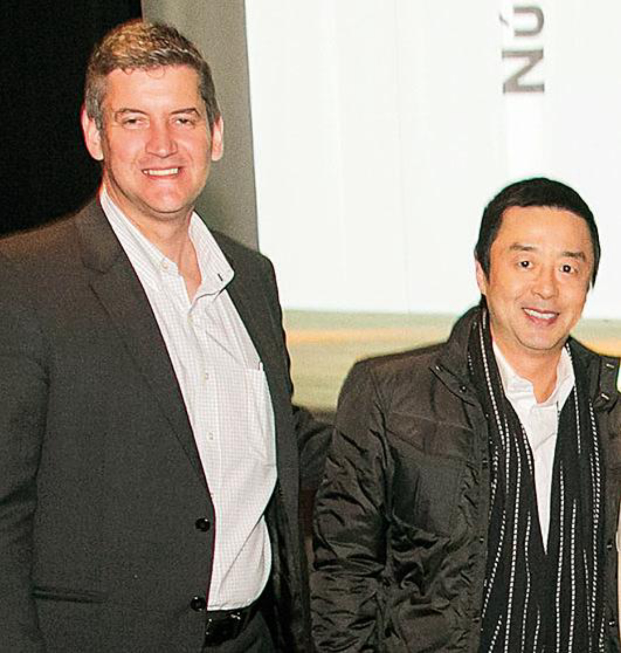 O mediador do evento, Celso Garcia com o designer Jum Nakao.