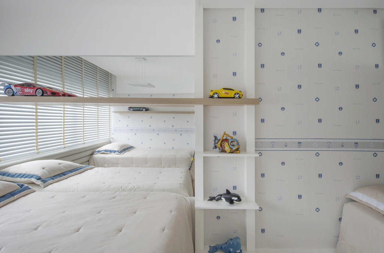 Para um quarto infantil, os melhores modelos são os mais claros, que dão leveza e serenidade para o espaço. Projeto da Perffectta Arquitetura. Foto: Daniel Katz / Divulgação. 