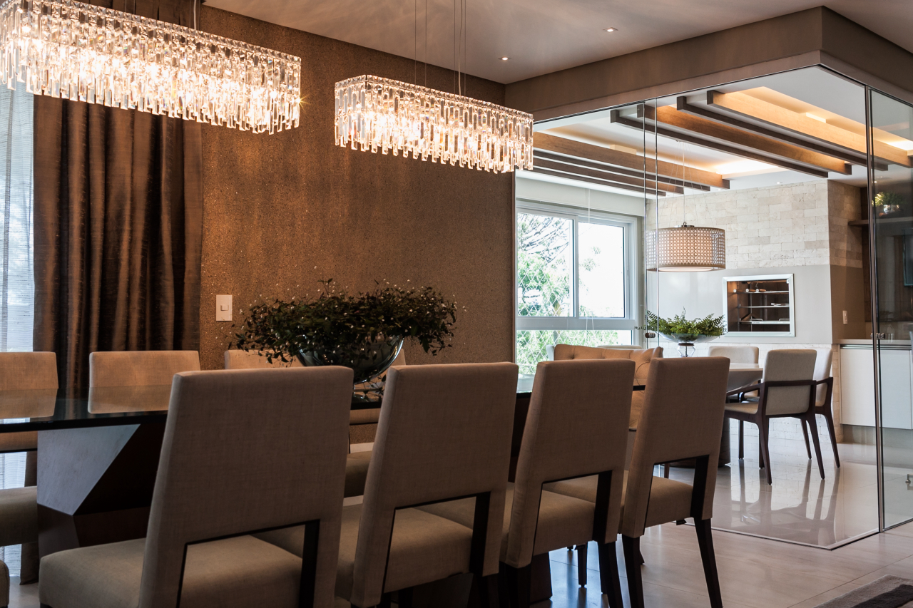 Em uma sala de jantar, modelos mais requintados, com um pouco de brilho, podem ser boa opção. Como no projeto da Perffectta Arquitetura. Foto: Daniel Sorrentino / Divulgação. 