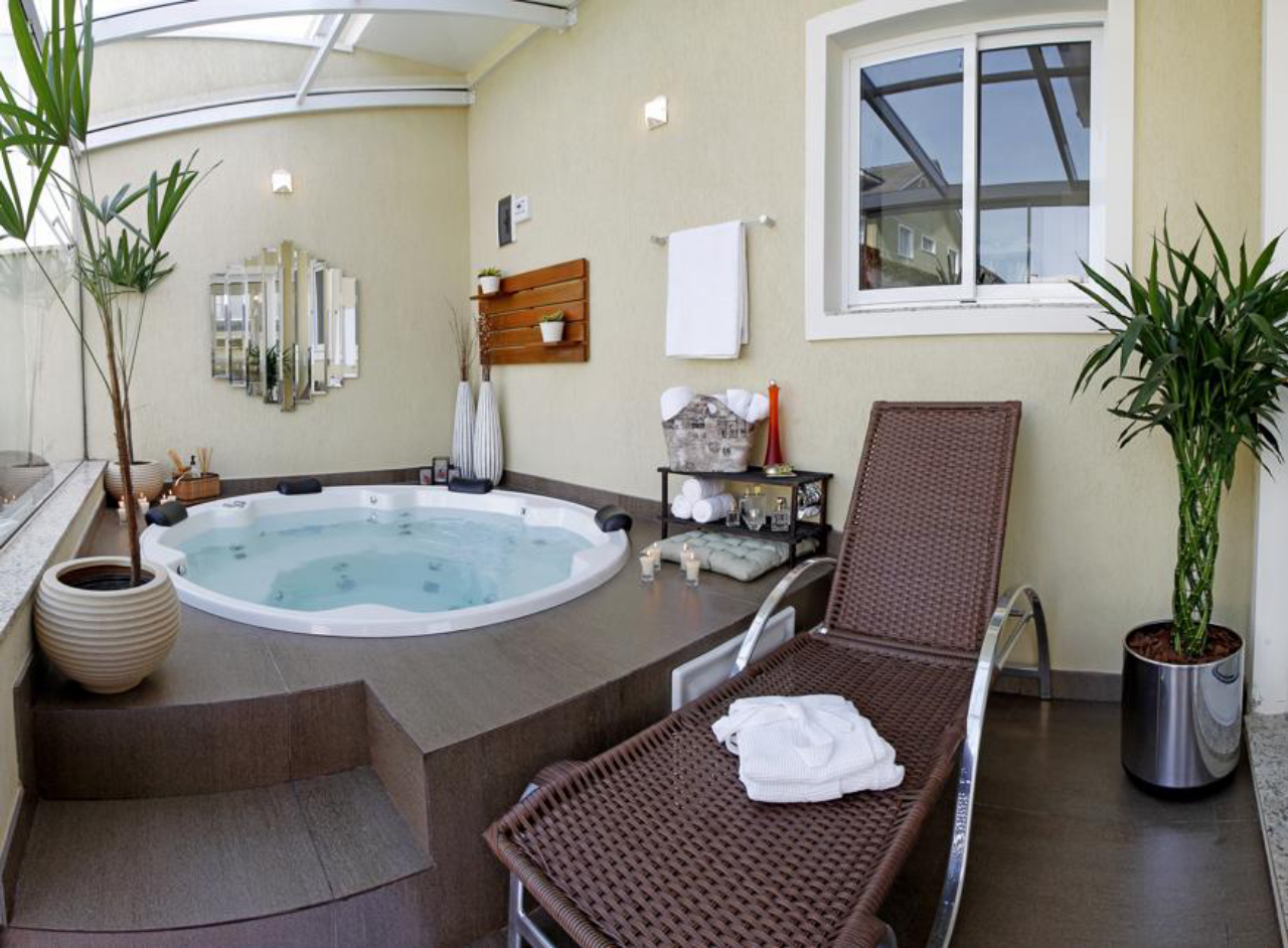 No projeto da designer Priscila Viana, as esquadrias são de alumínio e de vidro temperado, feitas sob medida e aplicadas nas paredes e no teto. “Neste caso, levei em conta a vedação dos materiais, a praticidade de manutenção e a durabilidade, pois a banheira gera vapor e umidade.” Foto: Antônio More/Divulgação