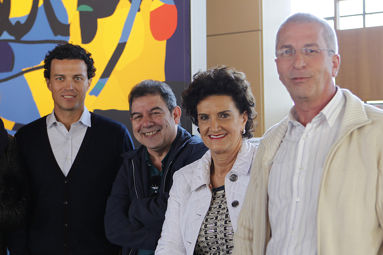Michel Silva, da Maxflex, Gerson Cordeiro dos Santos, sócio-proprietário Bazar Mídia, Marina Nessi, diretora da Casa Cor Paraná, e Mario Jorge Ribeiro, sócio-proprietário da Bazar Mídia. / Crédito: Jonathan Campos / Gazeta do Povo.