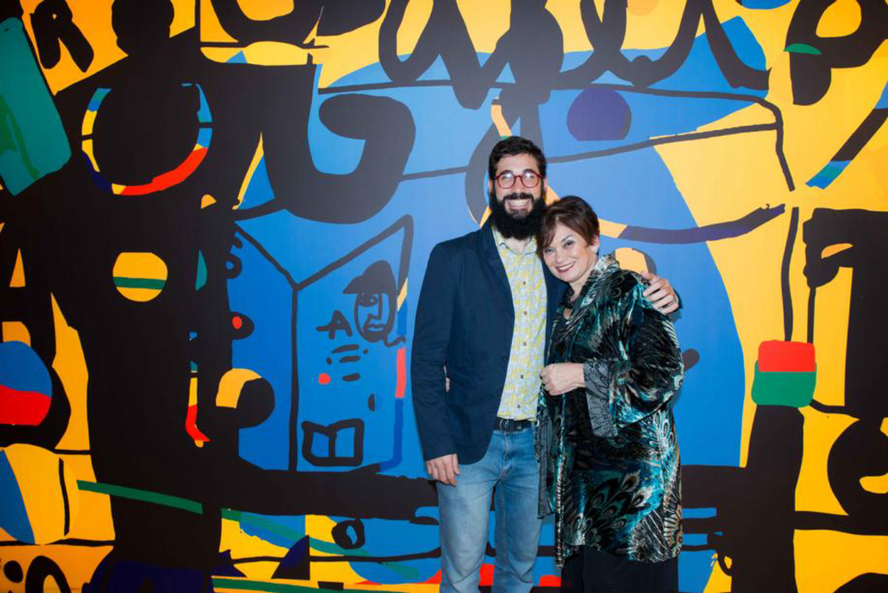 A arquiteta Yara Mendes, com o filho, o artista plástico André Mendes. 