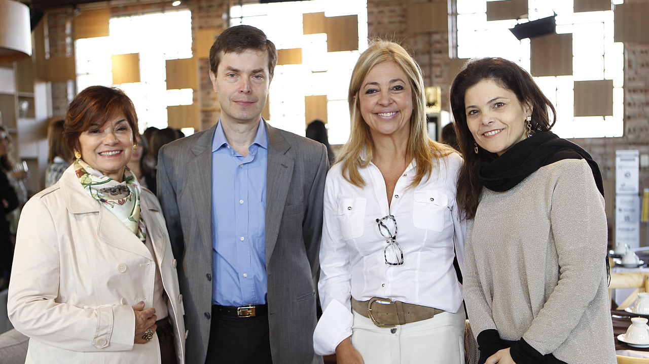Yara Mendes, arquiteta, Guilherme Cunha Pereira, presidente executivo do grupo GRPCOM, Elaine Zanon, arquiteta, e Andrea Sorgenfrei, gerente do Núcleo Estilo de Vida da Gazeta do Povo. / Crédito: Jonathan Campos / Gazeta do Povo.