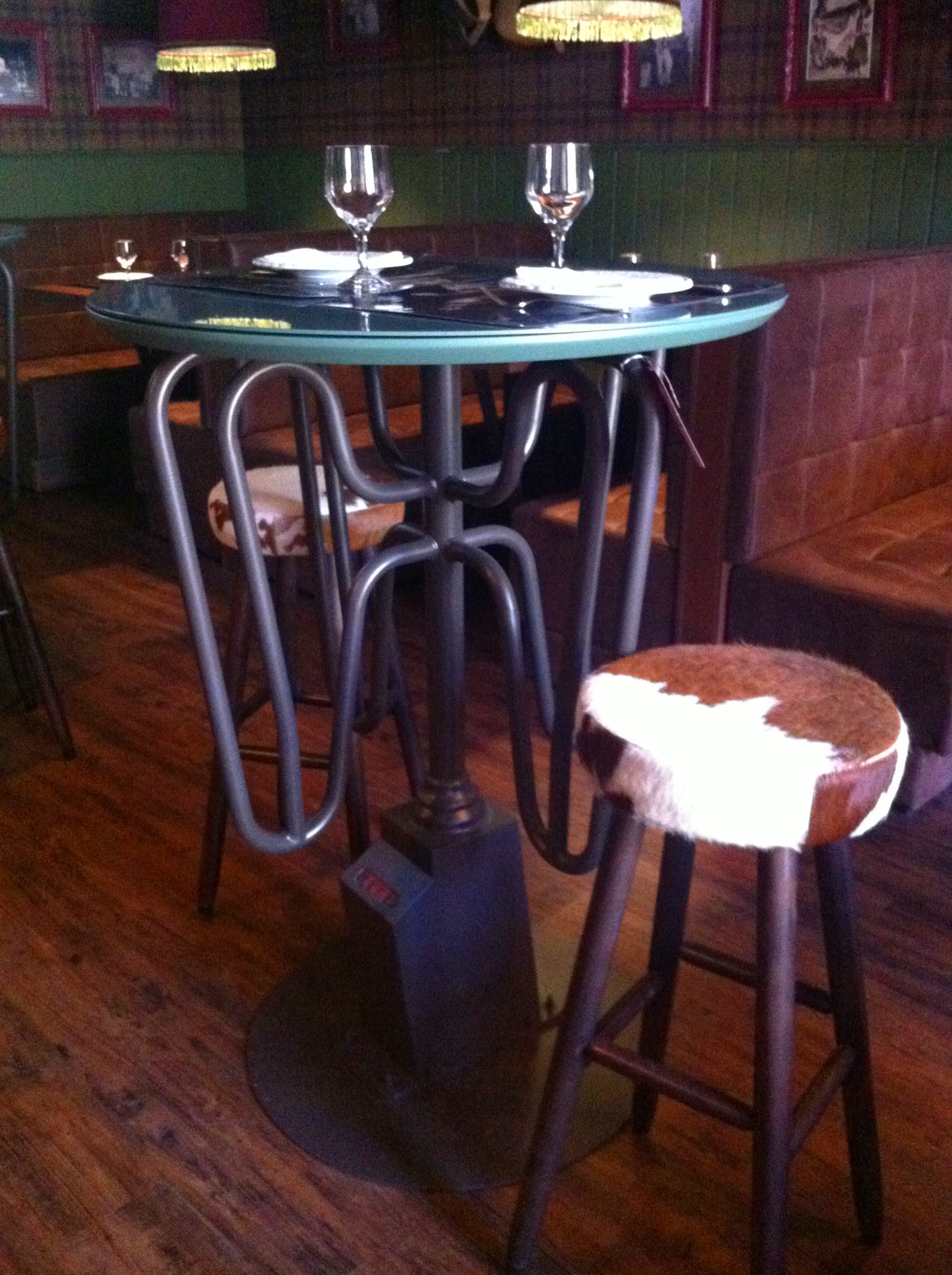 Mesa  com pés de catraca, da Boulle, no Pub. De R$ 4.200 por R$ 2.940. / Crédito: Eloá Cruz.