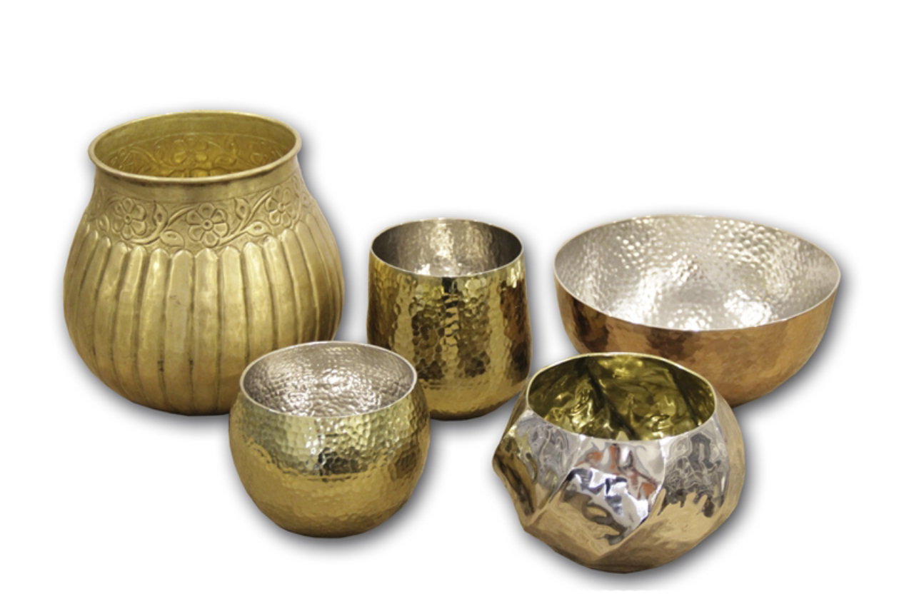 Conjunto de vasos em metal, da Sandra Fuganti. / Crédito: divulgação.