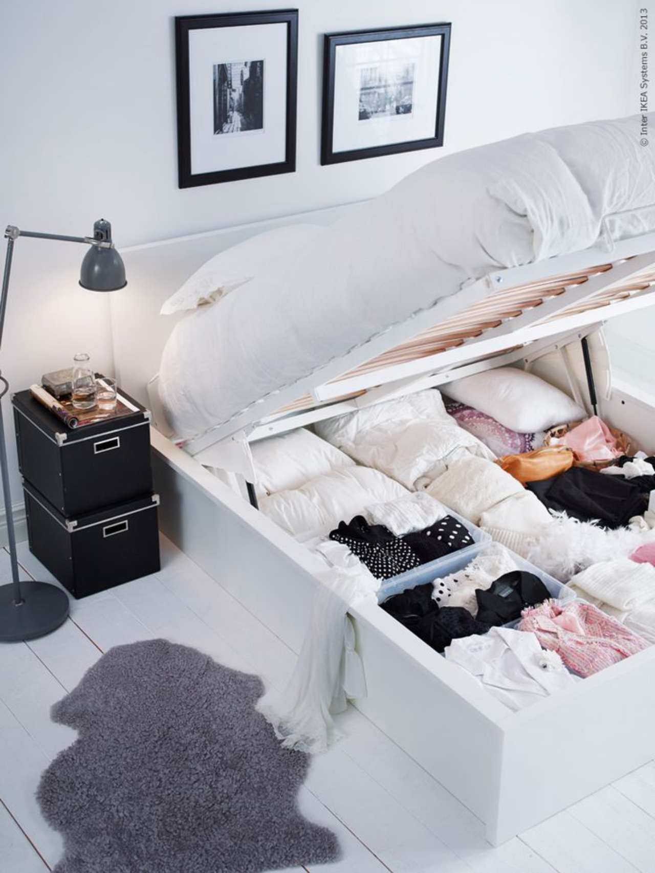 A cama com baú reserva espaço suficiente para peça de roupas menos usadas. / Crédito: Pinterest.