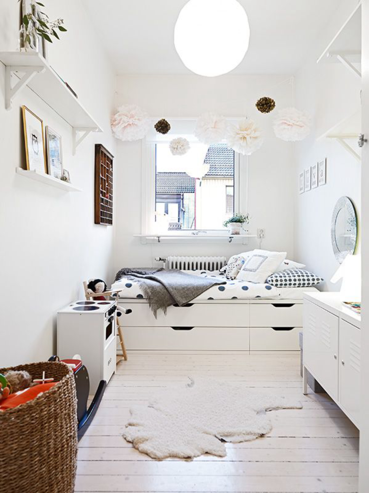 Grandes gavetas embaixo da cama podem guardar cobertores e edredons. / Crédito: Pinterest. 