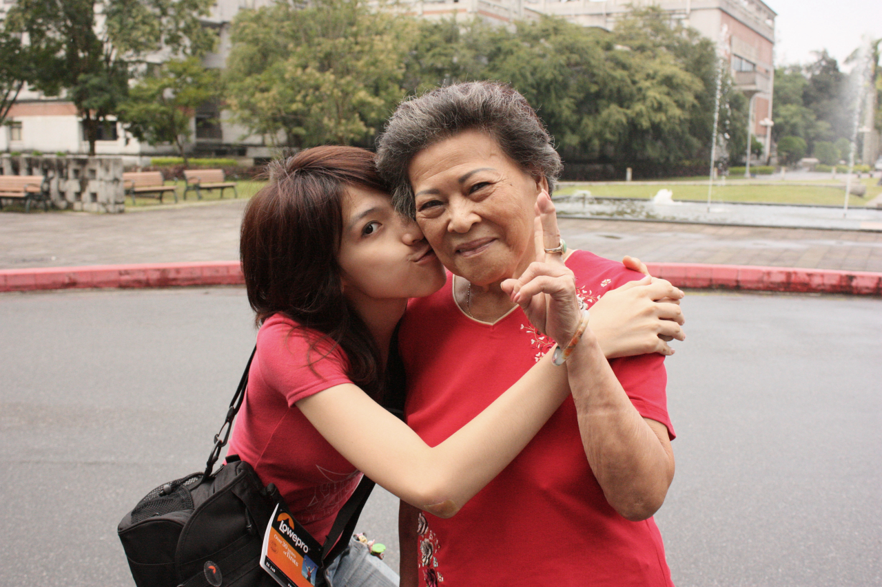 Sha Yao com a avó, que faleceu em decorrência do Alzheimer.
