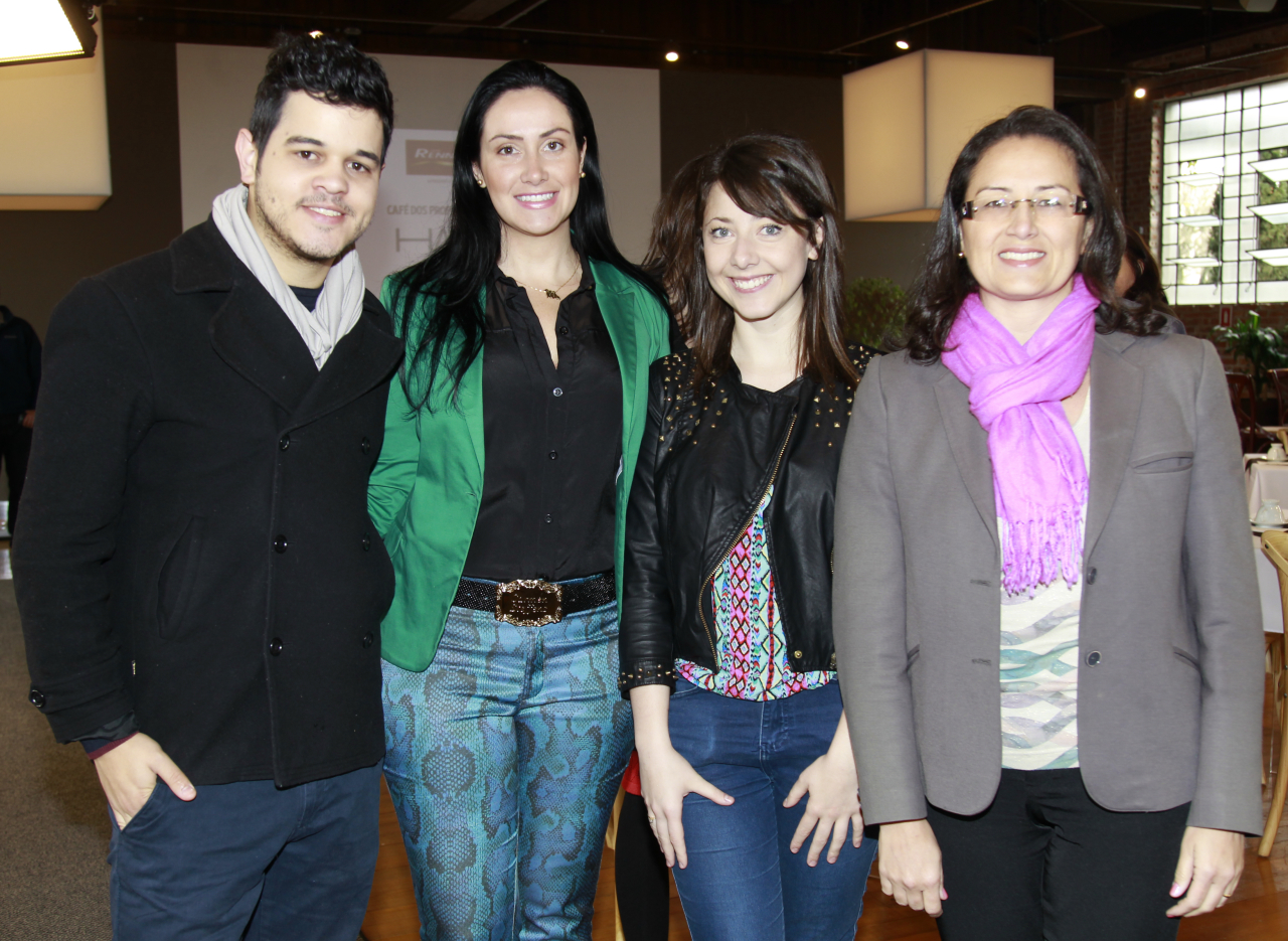 Thiago Sganzela, Sheila Nidai e Isabela Fuchs, representantes das Tintas Renner, e Daniela Sumida, arquiteta.