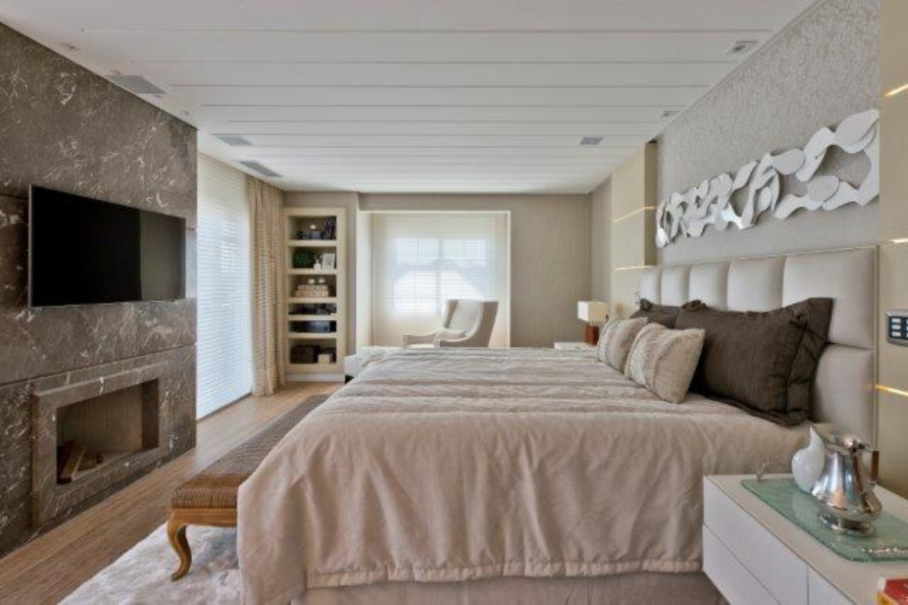 Quarto monocromático em tons de bege e marrom. Diferentes texturas deixam o ambiente contemporâneo.