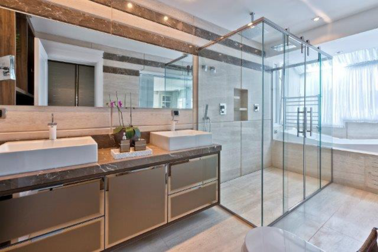 O piso do banheiro, assim como o de toda a casa, recebeu tecnologia de aquecimento.