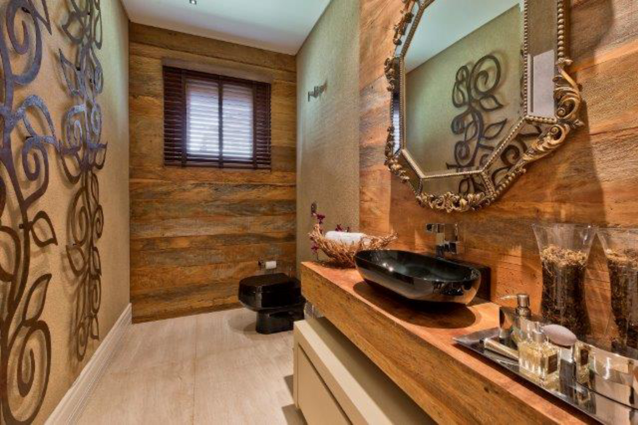 Lavabo em estilo clássico com revestimento em madeira.
