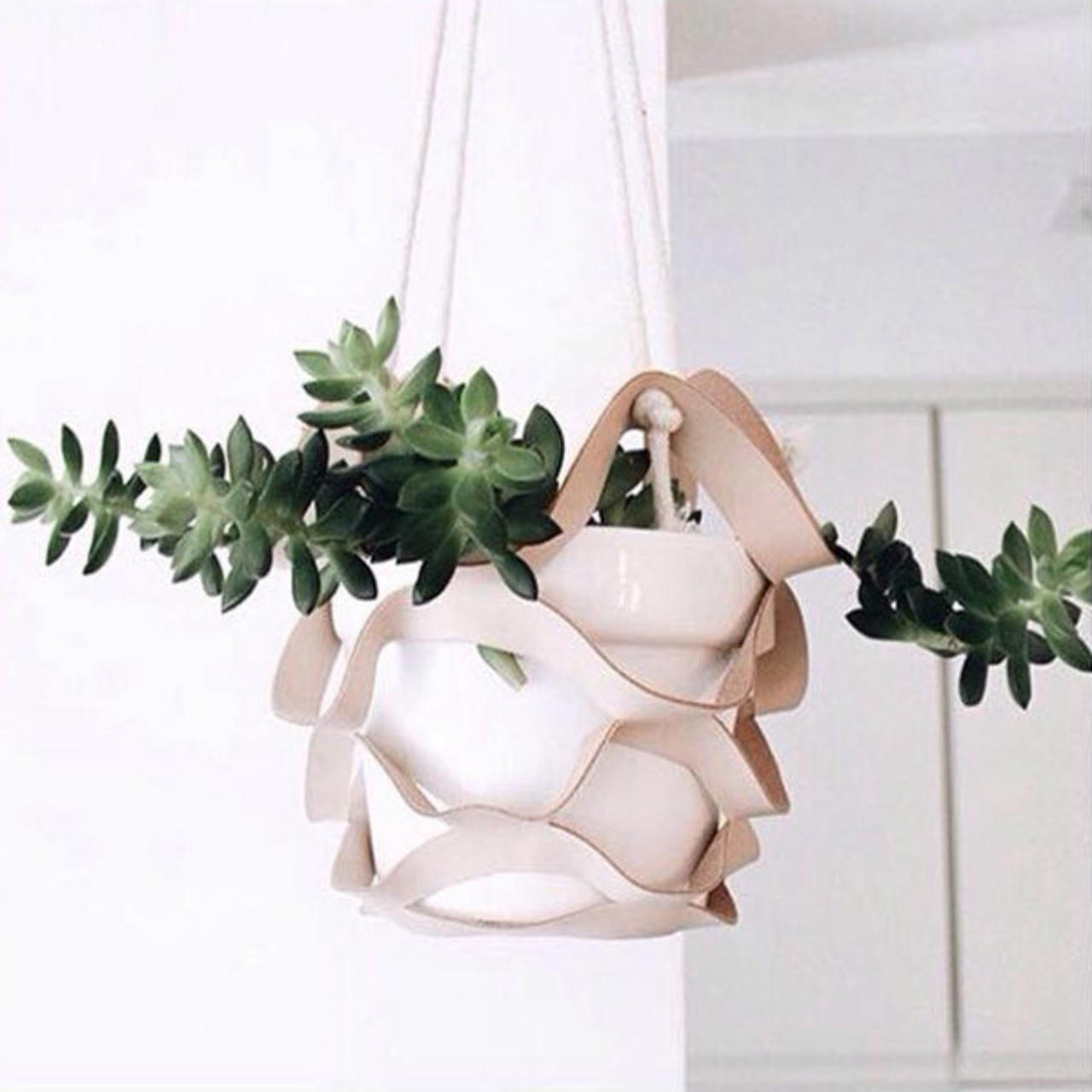 Suporte para vaso em couro (não inclui o vaso). Na Casa que tem, R$ 90.