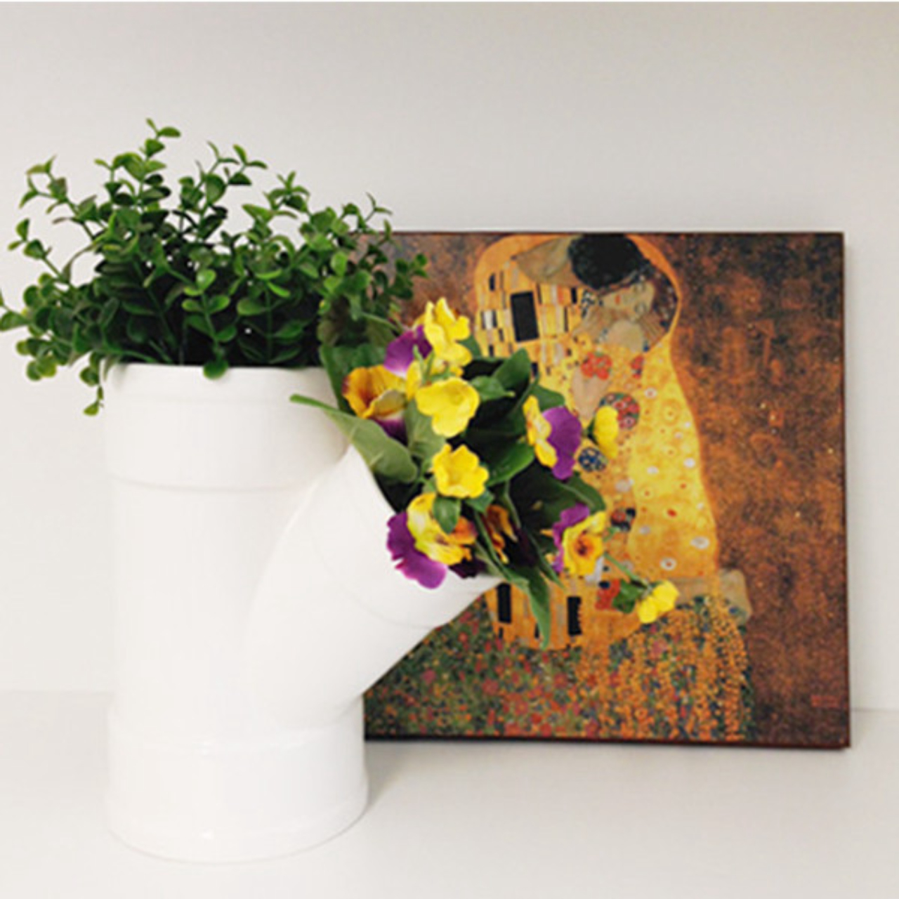 Vaso Plumber, em cerâmica. Na Casa que tem, R$ 84.