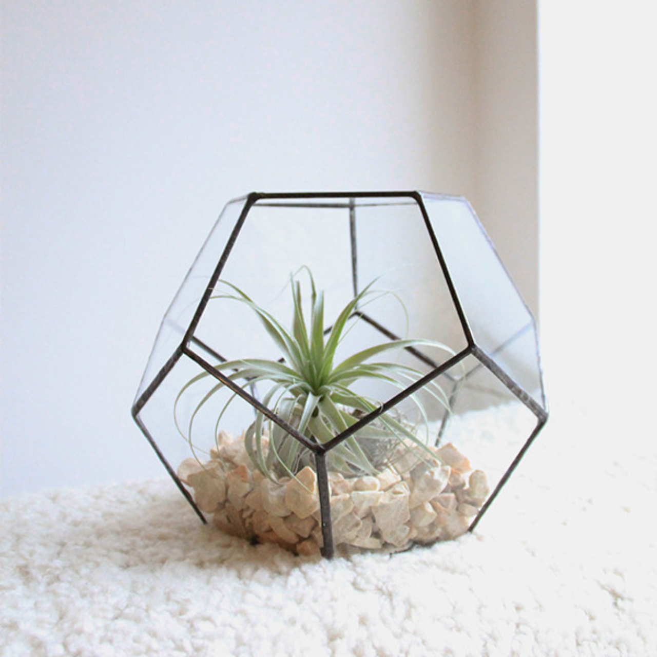 Vaso Domo dodecaedro, em vidro. Na Casa que tem, R$ 280.