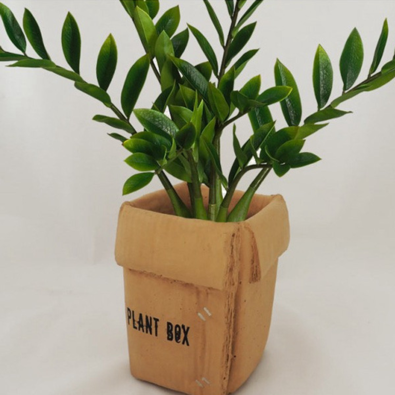 Vaso Caixa de papelão, em cerâmica. Na Casa que tem, R$ 120.