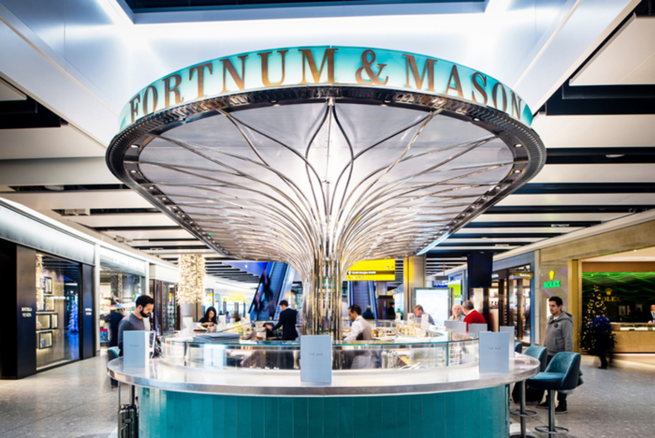 The Bar at Fortnum &amp; Mason (Heathrow) foi decorado pela Universal Design Studio e venceu na categoria Restaurant or Bar in a transport space. Crédito: Paul Winch-Furness / Divulgação.
