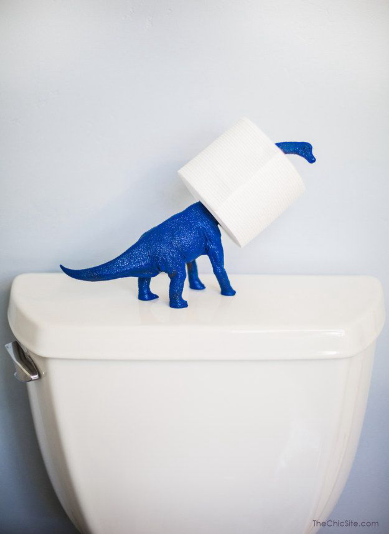 Dinossauro também virou suporte para papel higiênico. 